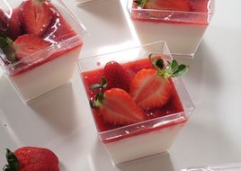 Pannacotta dâu tây