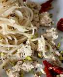 Noodles tofu al basilico, pomodori secchi e pistacchio