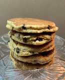 Pancakes integrales de banana con arándanos y chispas de chocolate
