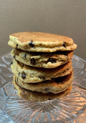 Una foto de Pancakes integrales de banana con arándanos y chispas de chocolate