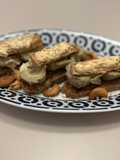 Tostas de melva, alcachofa y virutas de anacardo