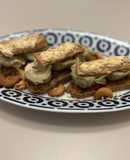 Tostas de melva, alcachofa y virutas de anacardo