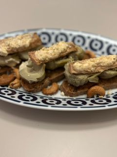 Una foto de Tostas de melva, alcachofa y virutas de anacardo