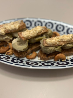 Una foto de Tostas de melva, alcachofa y virutas de anacardo