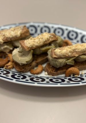 Una foto de Tostas de melva, alcachofa y virutas de anacardo