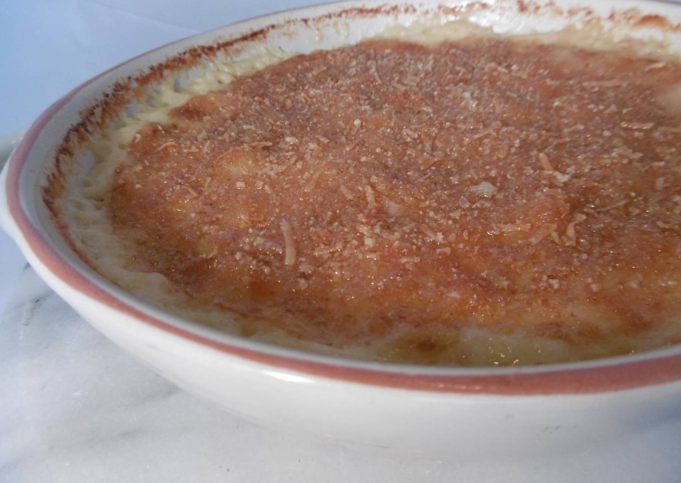 Spread potatoes in the oven with mozzarella cheese