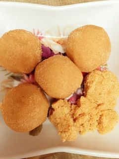 बेसन के लड्डू (besan ke ladoo recipe in Hindi) रेसिपी मुख्य फोटो