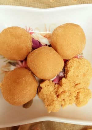 बेसन के लड्डू (besan ke ladoo recipe in Hindi) रेसिपी मुख्य फोटो