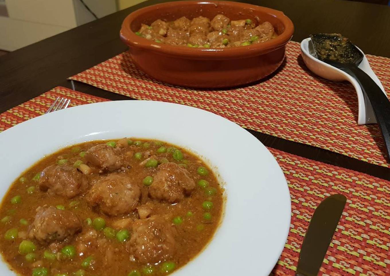 Albóndigas con sepia y guisantes