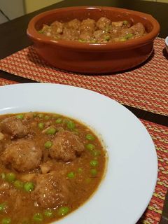 Una foto de Albóndigas con sepia y guisantes