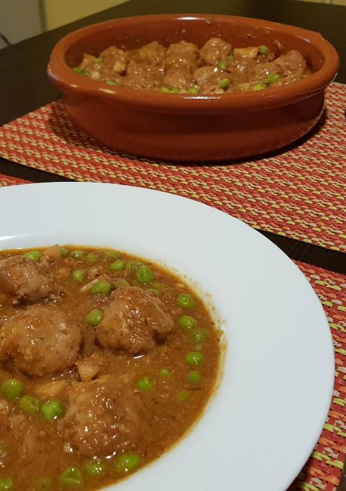 Una foto de Albóndigas con sepia y guisantes