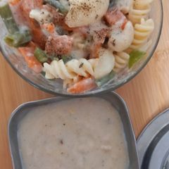 A picture of Ranch dressing.