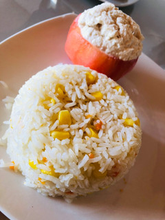 Una foto de Tomate relleno con arroz del flow