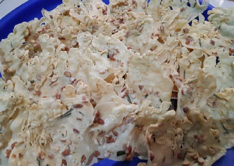 Peyek renyah dan gurih