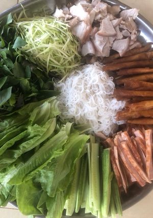 Hình của món Mẹt nem nướng.