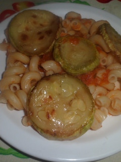 Una foto de Fideos con salsa y zuccini