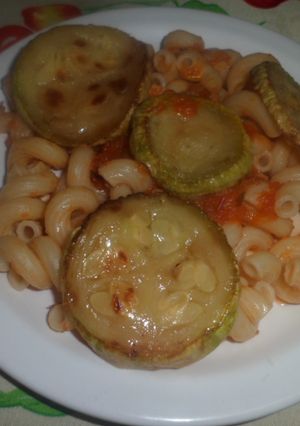 Una foto de Fideos con salsa y zuccini