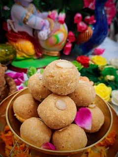 नारियल मावा लड्डू(nariyal mawa laddu recipe in hindi) रेसिपी मुख्य फोटो