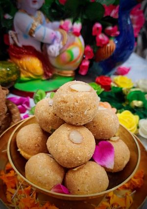 नारियल मावा लड्डू(nariyal mawa laddu recipe in hindi) रेसिपी मुख्य फोटो