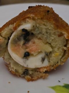 Una foto de Huevos rebozados rellenos de salmón y "falso" caviar