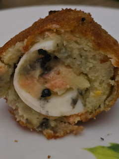 Una foto de Huevos rebozados rellenos de salmón y "falso" caviar
