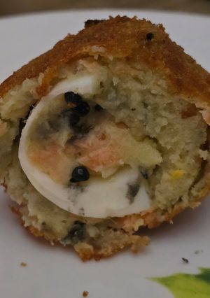 Una foto de Huevos rebozados rellenos de salmón y "falso" caviar