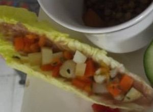Una foto de Verduras encurtidas en hoja de lechuga orejona