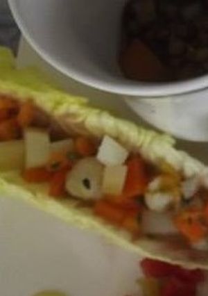 Una foto de Verduras encurtidas en hoja de lechuga orejona