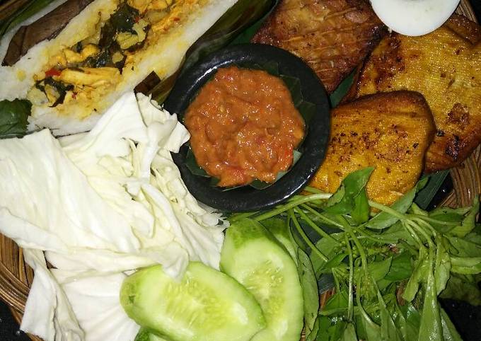 Ternyata begini lho! Bagaimana cara membuat Nasi Bakar Ayam Suwir Kemangi Bumbu Bali yang sempurna