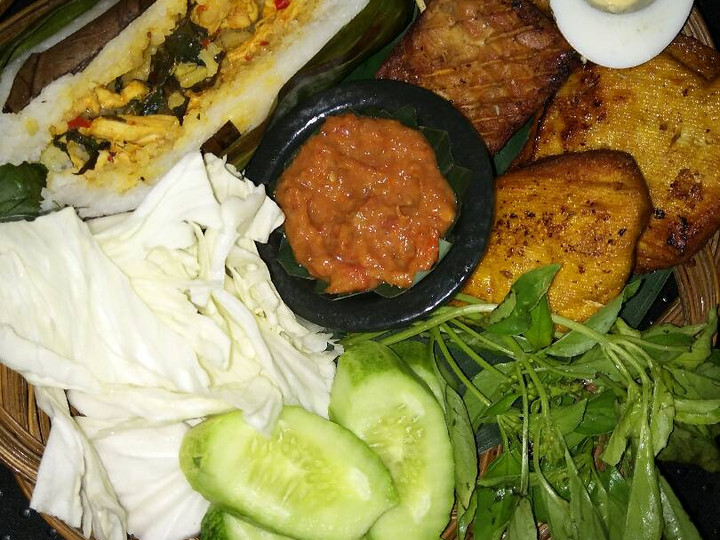 Ternyata begini lho! Bagaimana cara membuat Nasi Bakar Ayam Suwir Kemangi Bumbu Bali yang sempurna