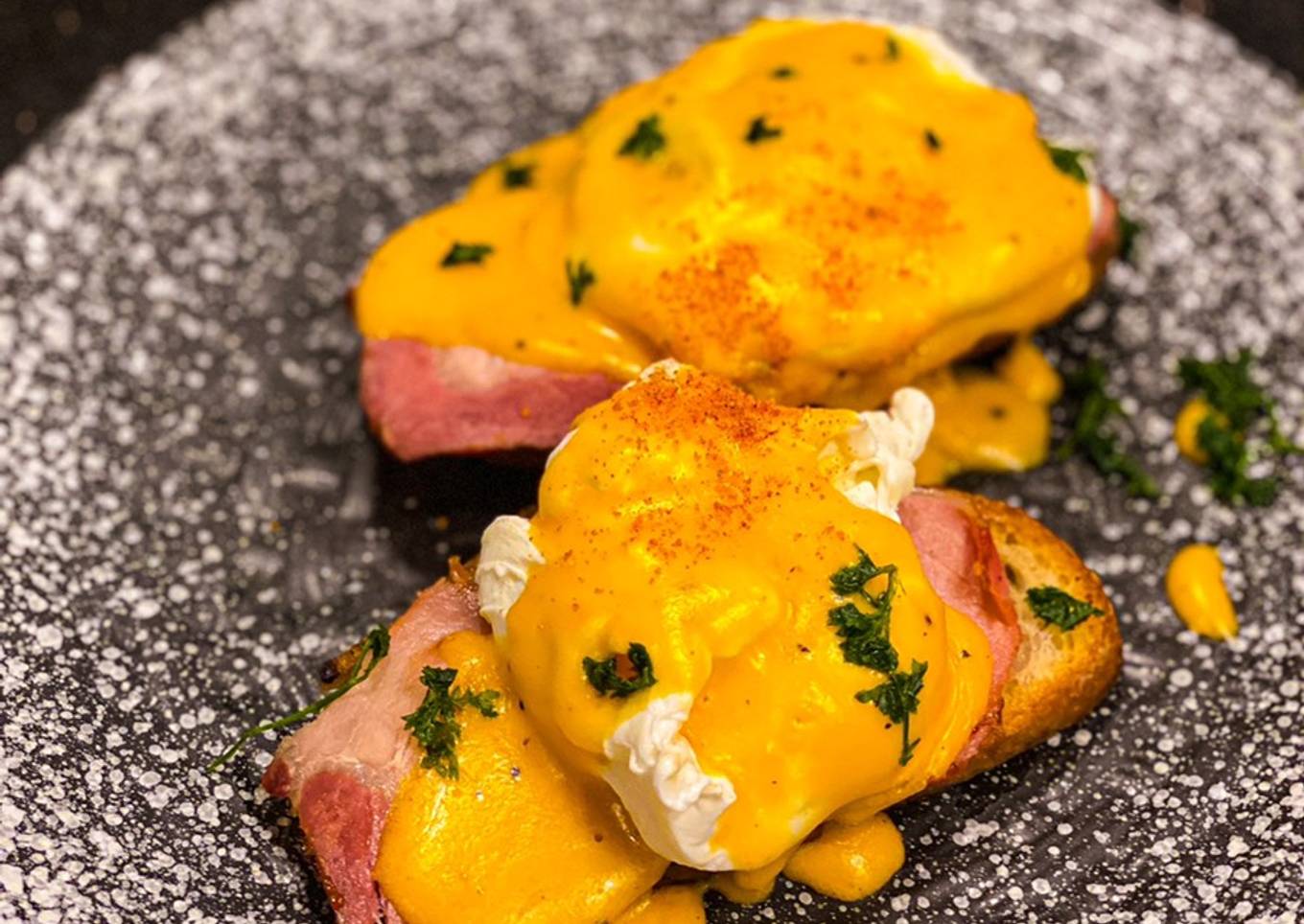 Benedict eggs with ham