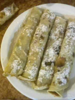 Una foto de Panqueques rellenos con dulce de leche y nueces