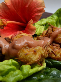 Una foto de Ensalada de camarón al coco y mango
