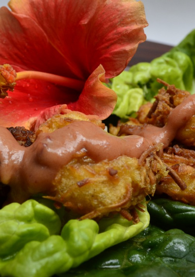 Una foto de Ensalada de camarón al coco y mango