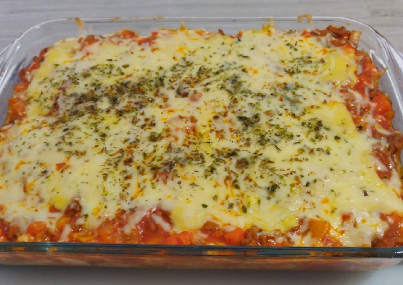Pastel de batata, verduras y carne picada con queso