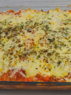 Una foto de Pastel de batata, verduras y carne picada con queso