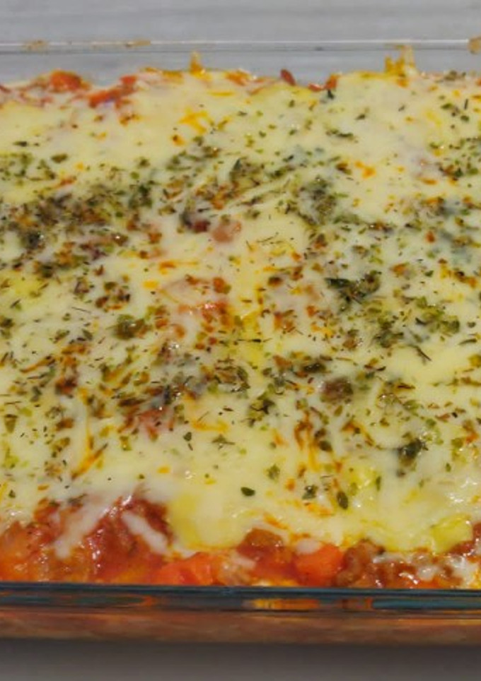 Una foto de Pastel de batata, verduras y carne picada con queso