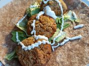 Una foto de falafel al horno