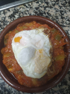 Una foto de Pisto fácil, patatas y huevo