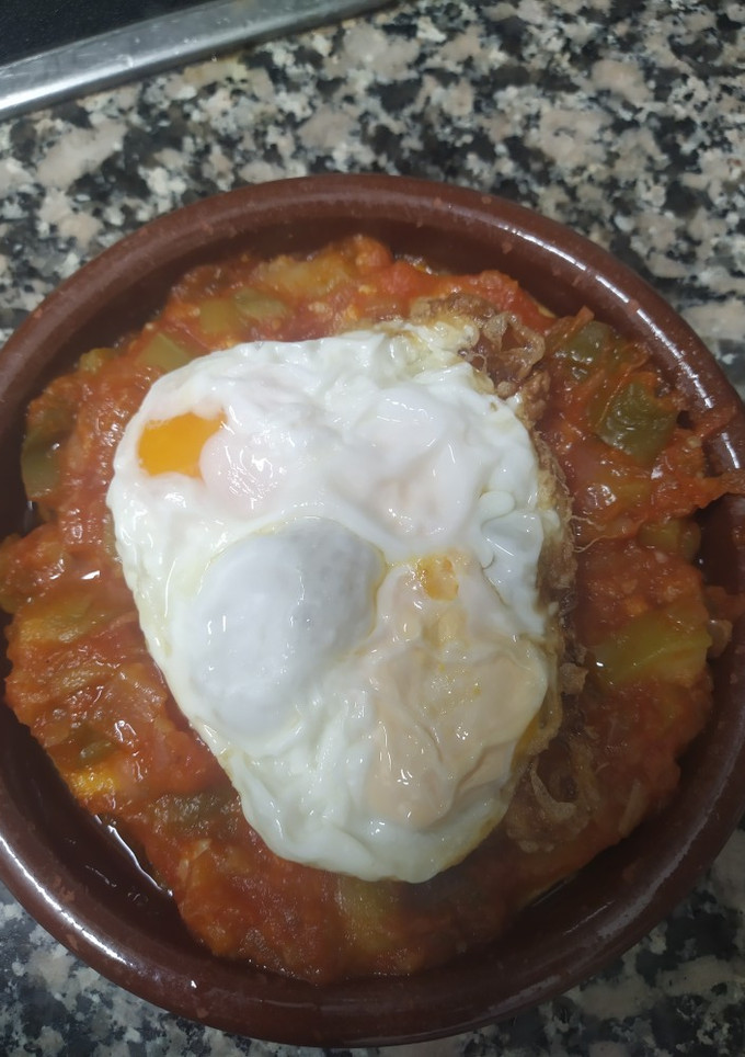 Una foto de Pisto fácil, patatas y huevo