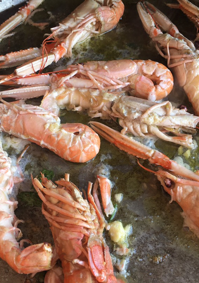 Una foto de Cigalas al horno en barbacoa de gas con tapa