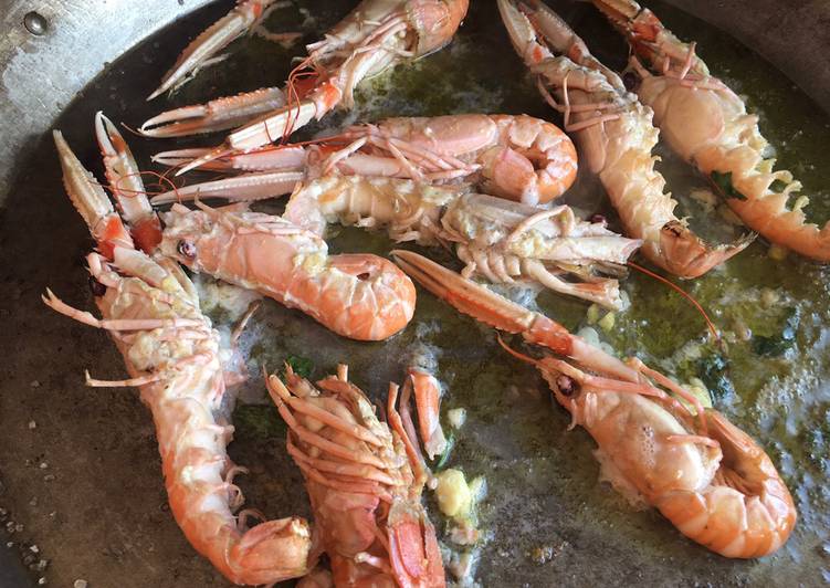 Cígalas al horno en barbacoa de gas con tapa