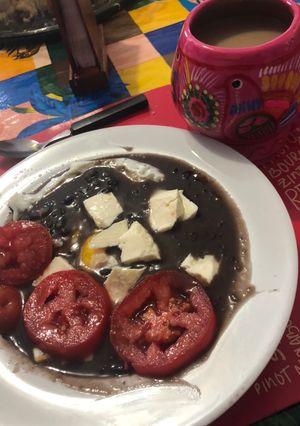 Una foto de “Enfrijoladas” de huevo