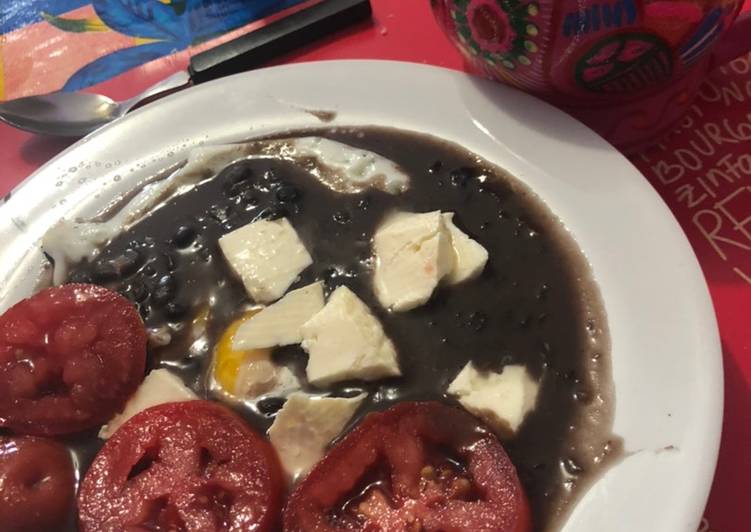 “Enfrijoladas” de huevo