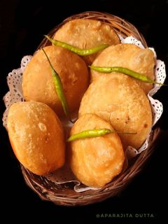 মুগ ডাল খাস্তা কচুরি (Moong Daal khasta kachori recipe in Bengali) রেসিপির প্রধান ছবি