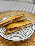 Sándwich bikini de jamón, queso y trufa