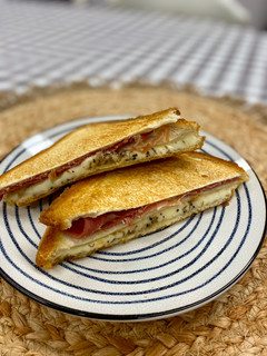 Una foto de Sándwich bikini de jamón, queso y trufa