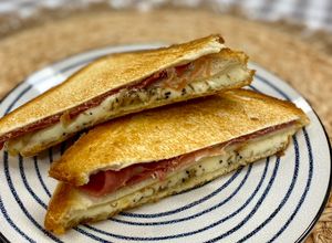 Una foto de Sándwich bikini de jamón, queso y trufa