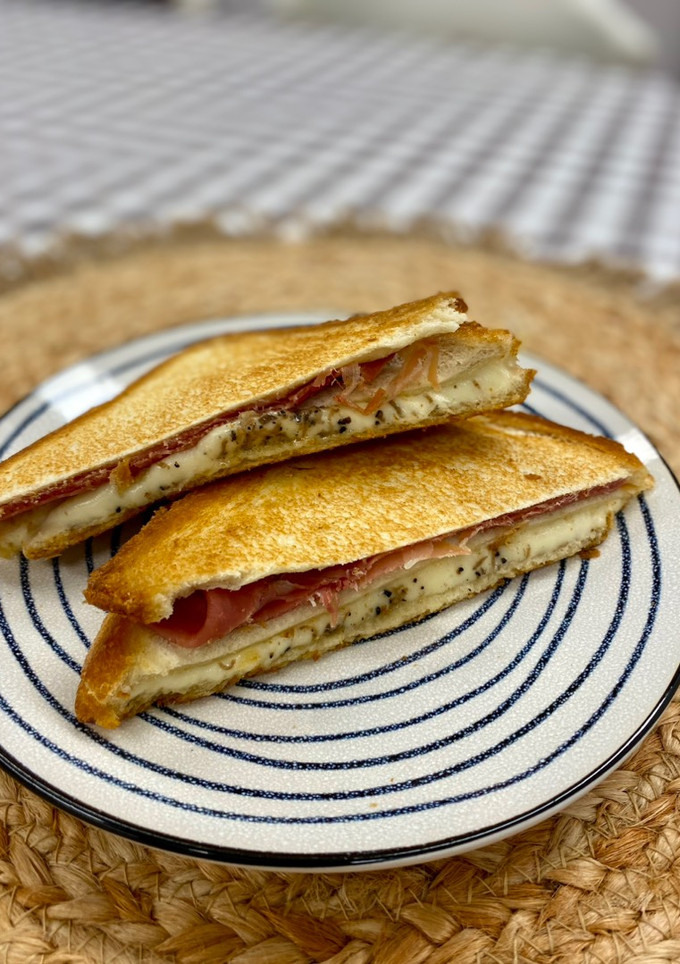 Una foto de Sándwich bikini de jamón, queso y trufa