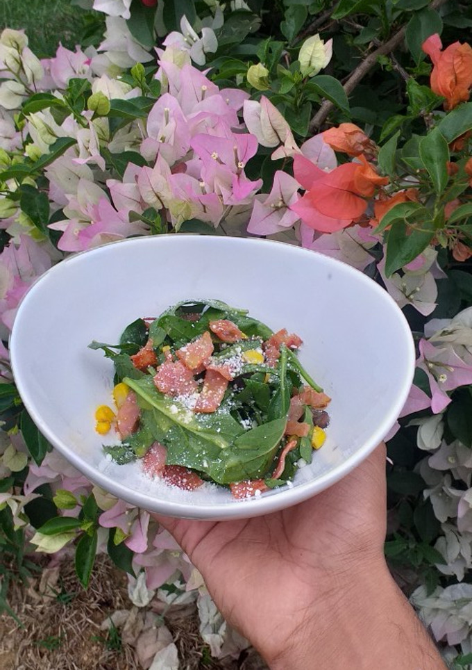 Una foto de Ensalada de espinacas con tocino